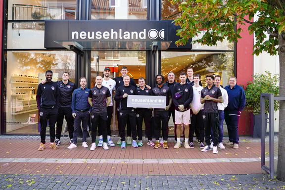 Die JobStairs GIESSEN 46ers vor dem Neusehland Geschäft am Gießener Kreuzplatz