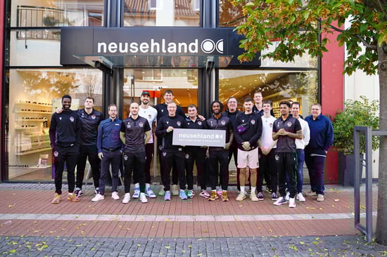 Die JobStairs GIESSEN 46ers vor dem Neusehland Geschäft am Gießener Kreuzplatz