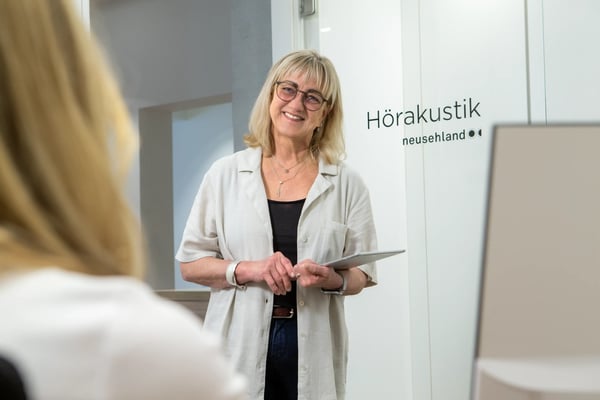 Frau Molz empfängt Kunden der Hörakustik bei Neusehland in Stadtallendorf