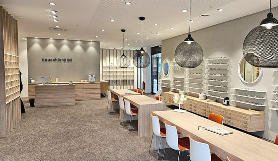 Neusehland-im-Nordwestzentrum-Frankfurt-innen-mit-Kassenbereich-Mobile
